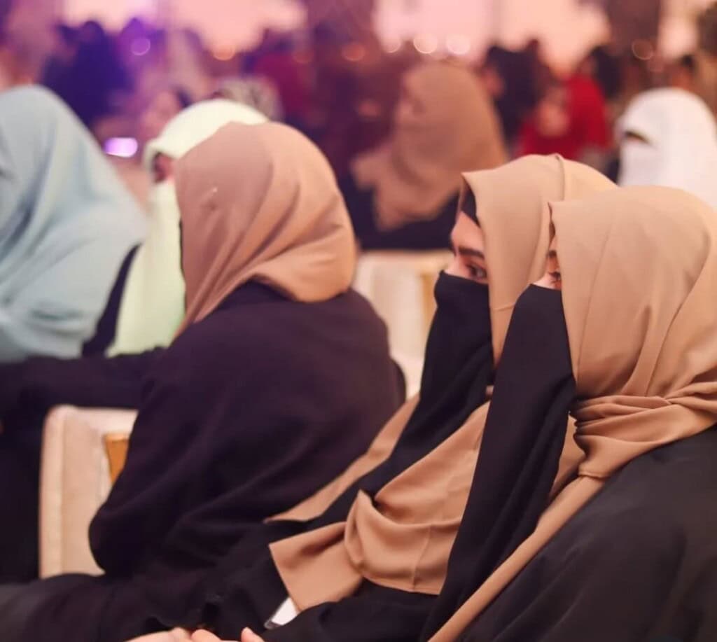 سارہ چودھری نے اپنی والدہ کو دی گئی غیر مہذبانہ پیش کش کے بارے میں بمباری کو گرادیا سارہ چودھری نے اپنی والدہ کو دی گئی غیر مہذبانہ پیش کش کے بارے میں بمباری کو گرادیا