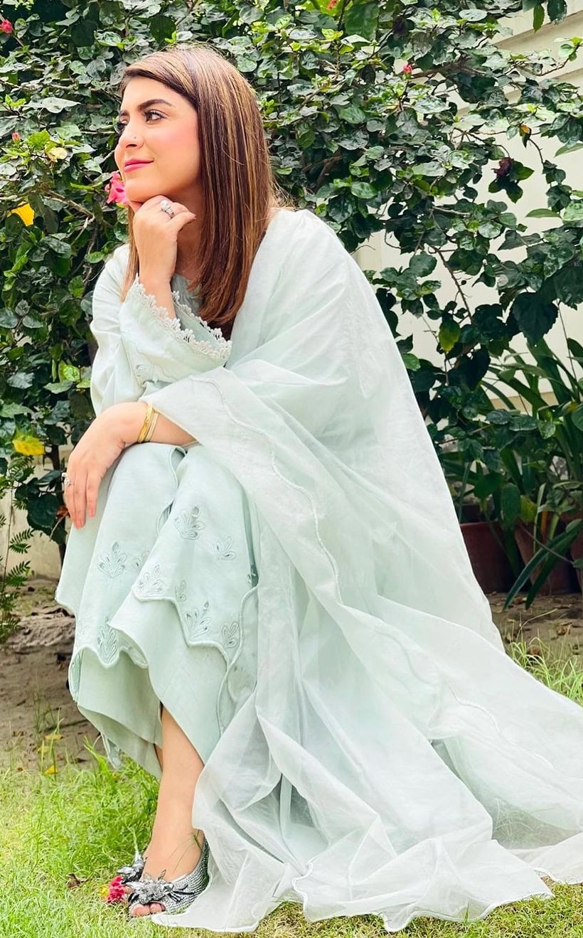 سنو سے ساہی شہرت کے میزبان حنا نیازی منگنی ہو گئیں