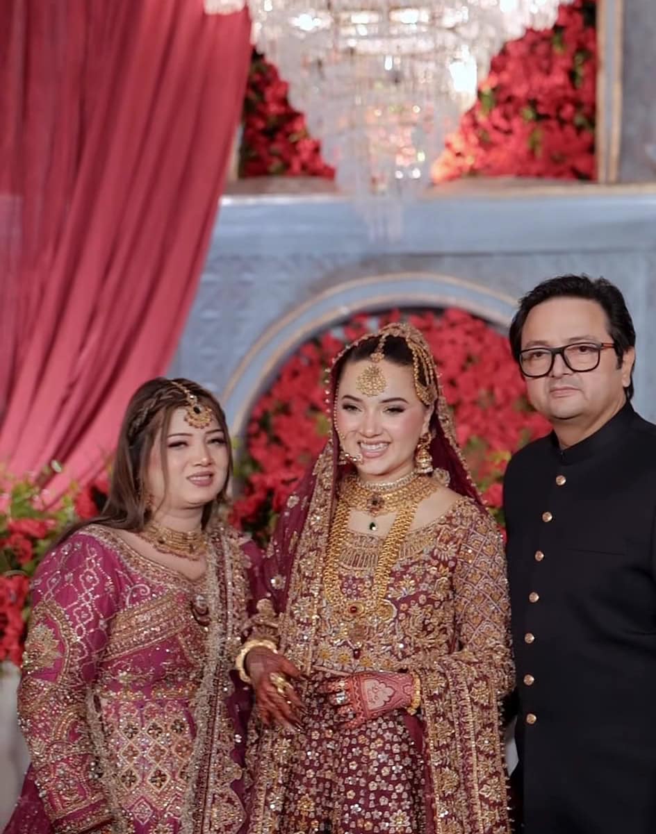 رابیکا خان والدہ کی دلہن کی بیٹی کی شادی پر نظر آتی ہے