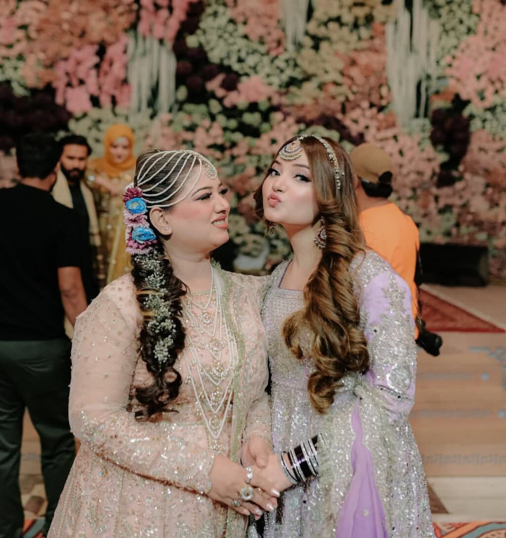 رابیکا خان والدہ کی دلہن کی بیٹی کی شادی پر نظر آتی ہے