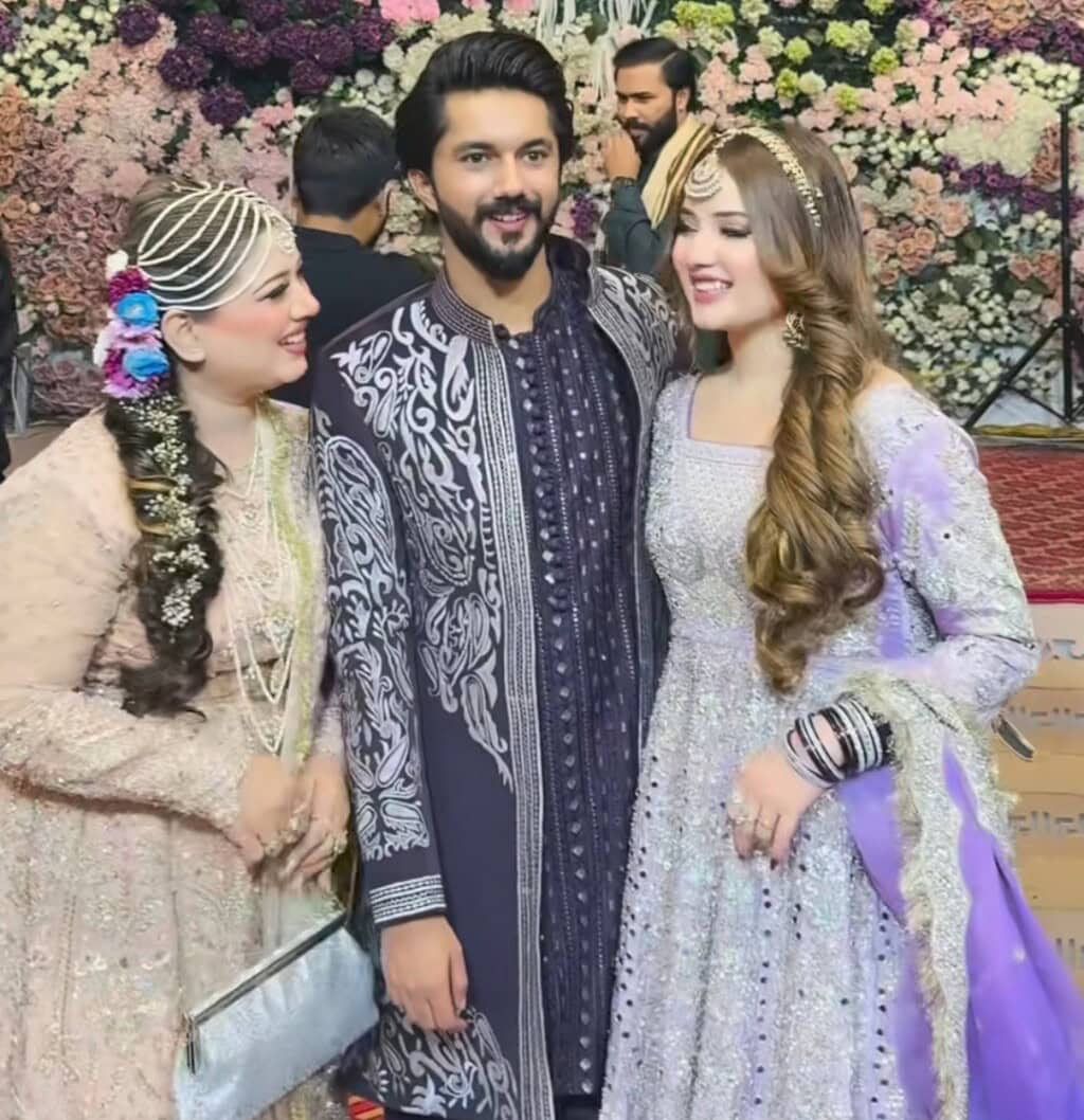 رابیکا خان والدہ کی دلہن کی بیٹی کی شادی پر نظر آتی ہے