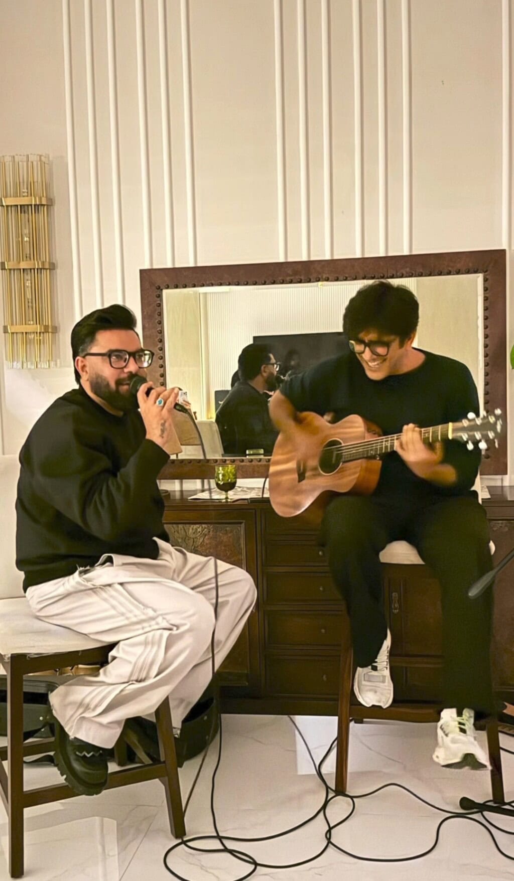 یاسیر حسین دوستوں کے ساتھ سالگرہ منا رہا ہے