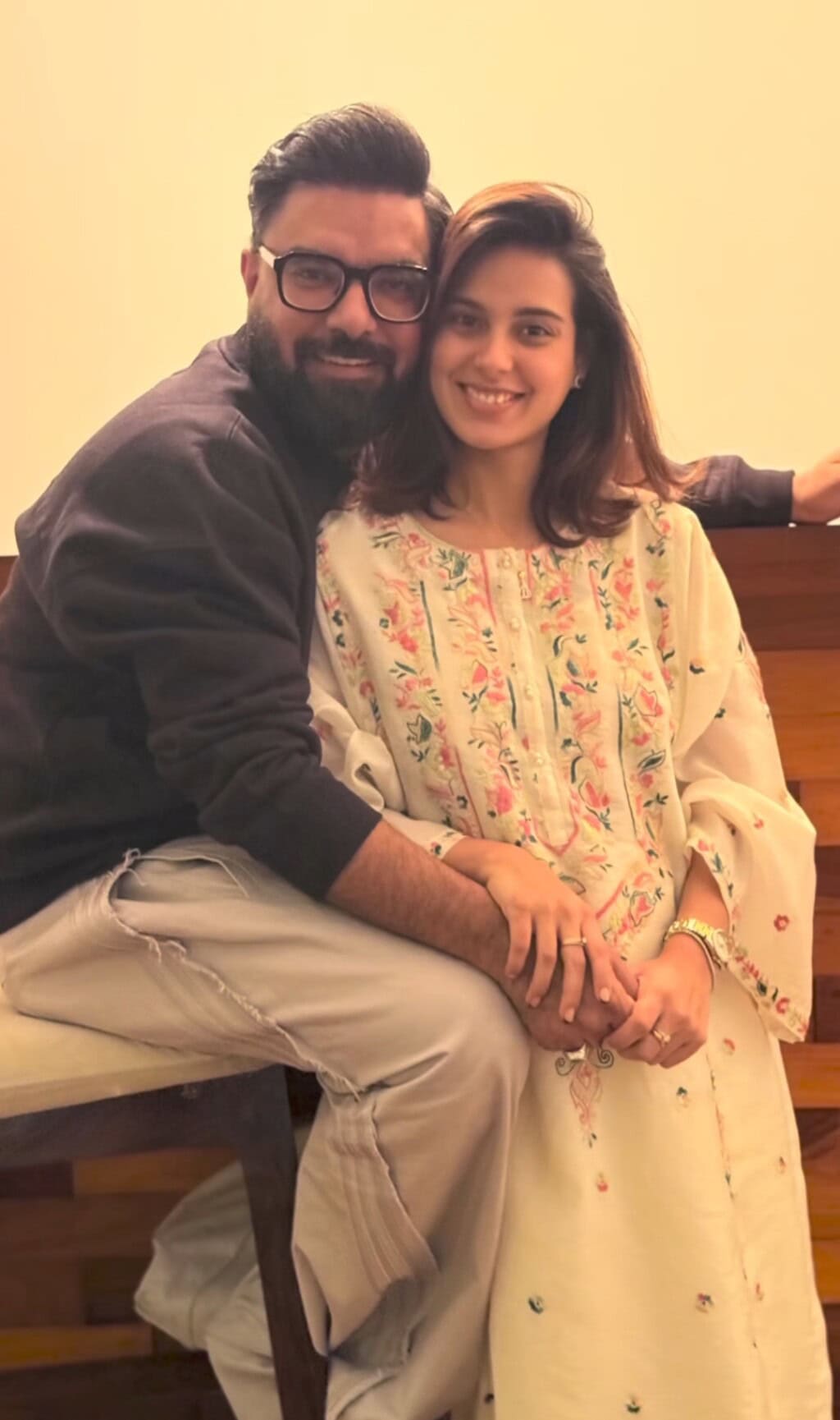 یاسیر حسین دوستوں کے ساتھ سالگرہ منا رہا ہے