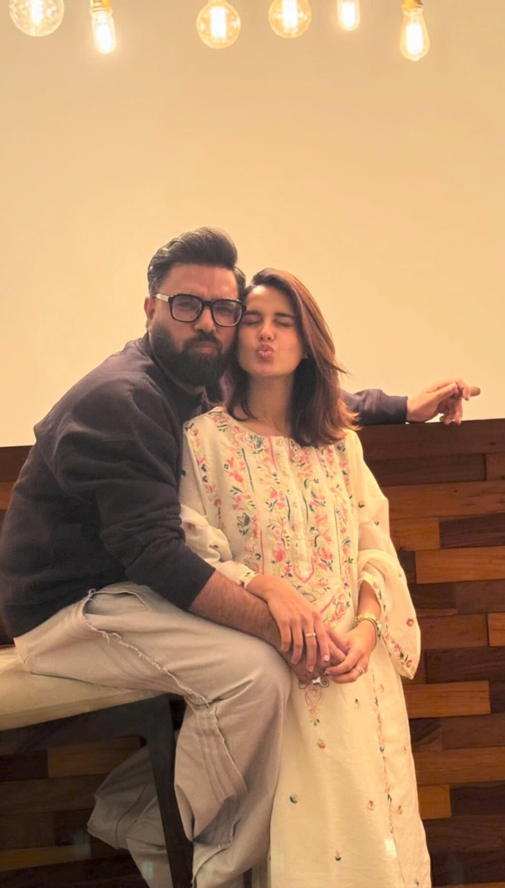 یاسیر حسین دوستوں کے ساتھ سالگرہ منا رہا ہے