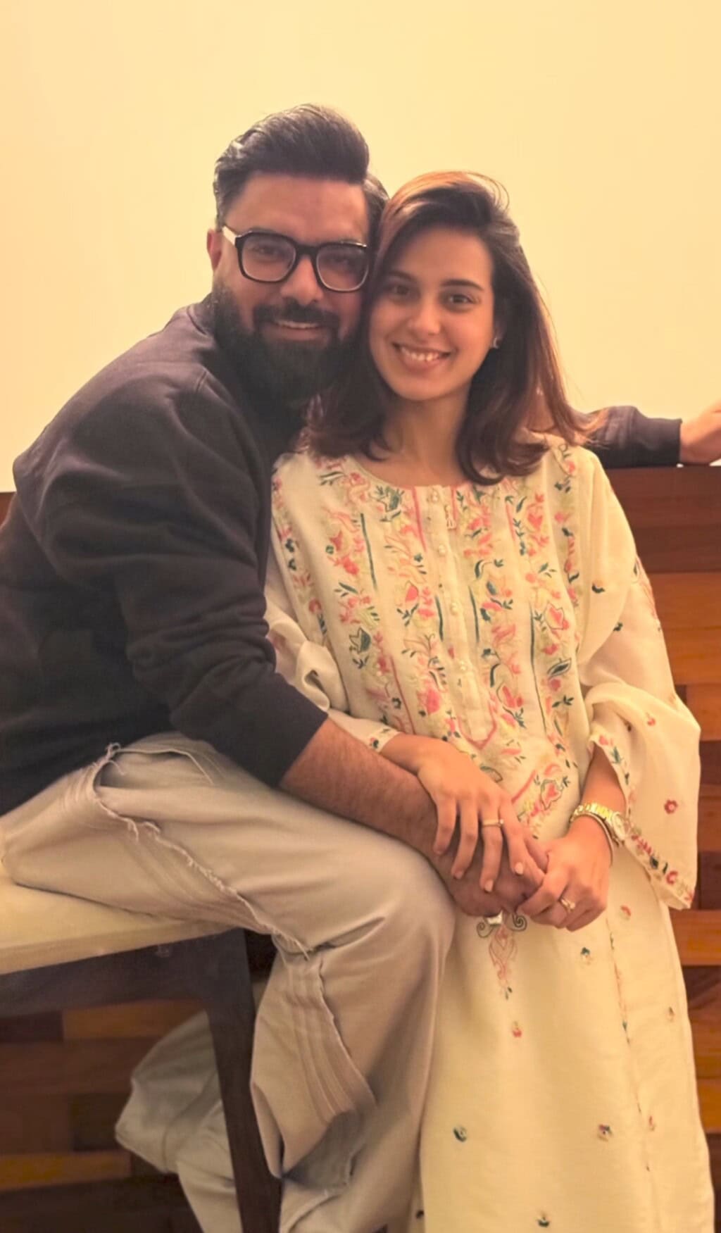 یاسیر حسین دوستوں کے ساتھ سالگرہ منا رہا ہے