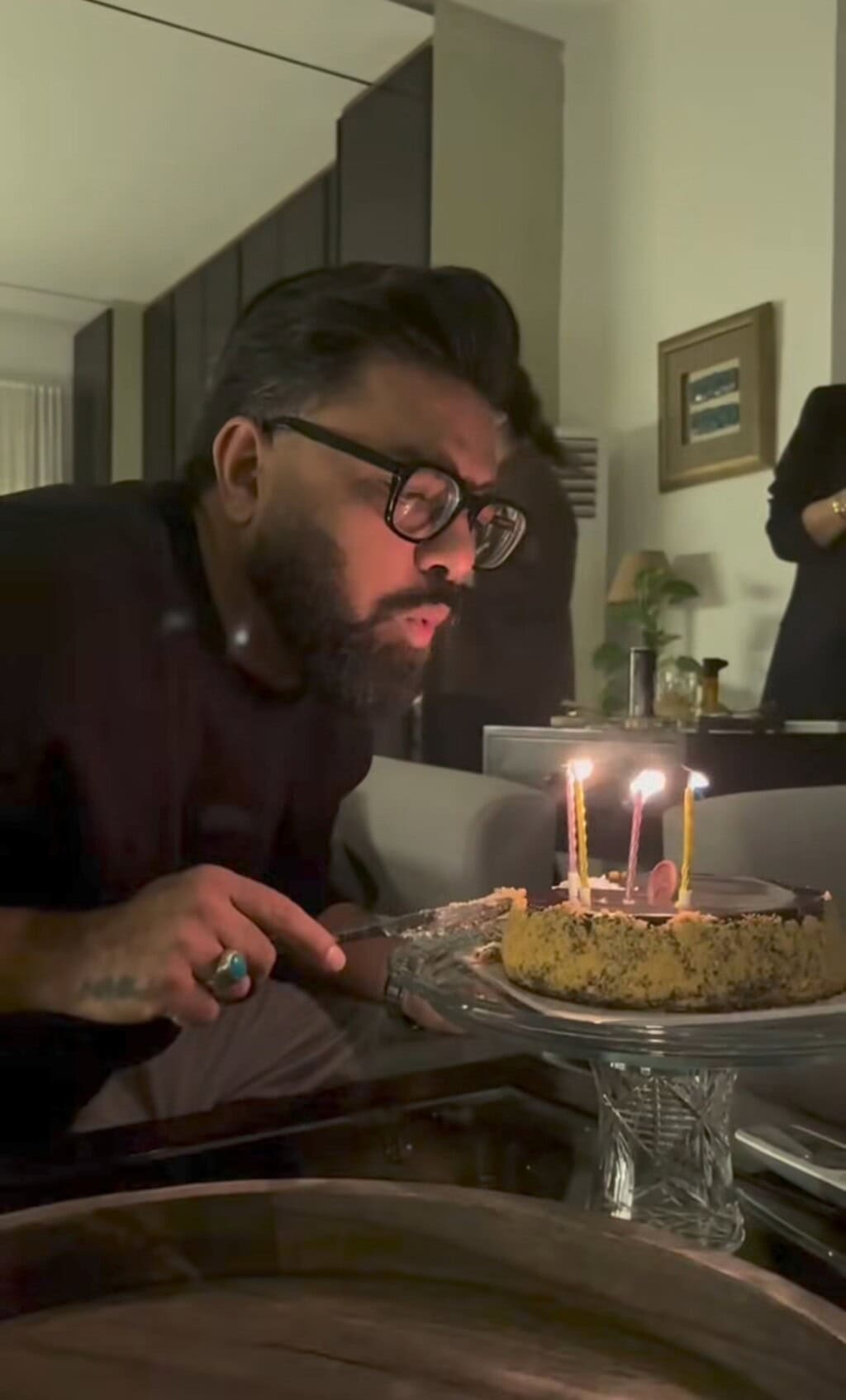 یاسیر حسین دوستوں کے ساتھ سالگرہ منا رہا ہے