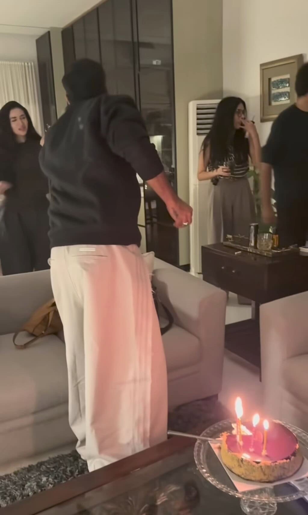 یاسیر حسین دوستوں کے ساتھ سالگرہ منا رہا ہے