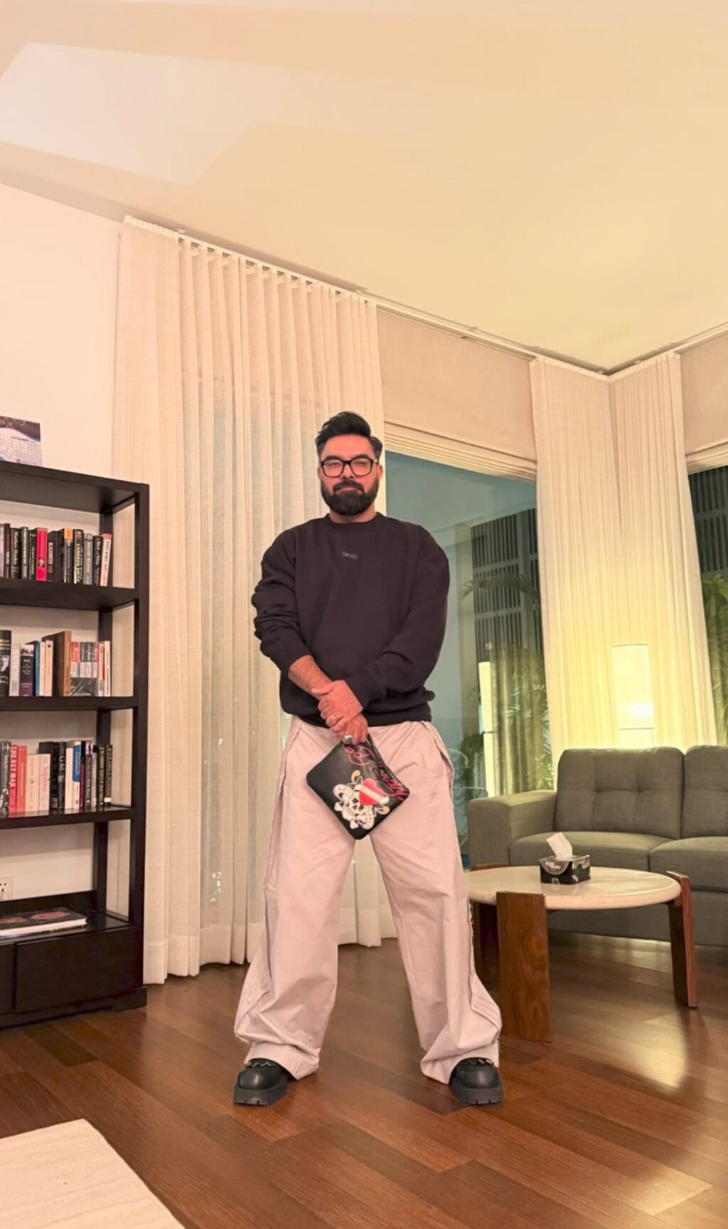 یاسیر حسین دوستوں کے ساتھ سالگرہ منا رہا ہے