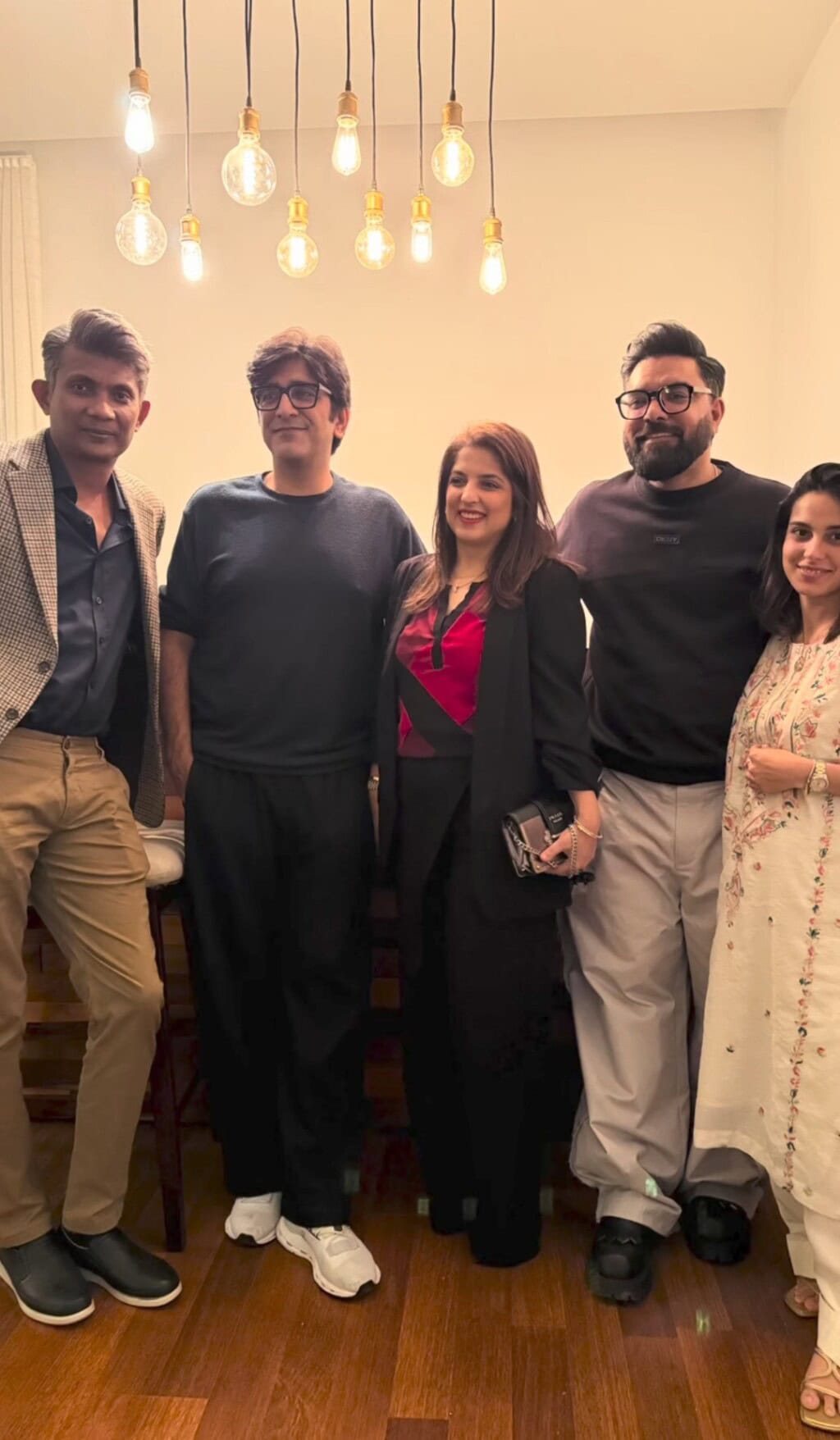 یاسیر حسین دوستوں کے ساتھ سالگرہ منا رہا ہے