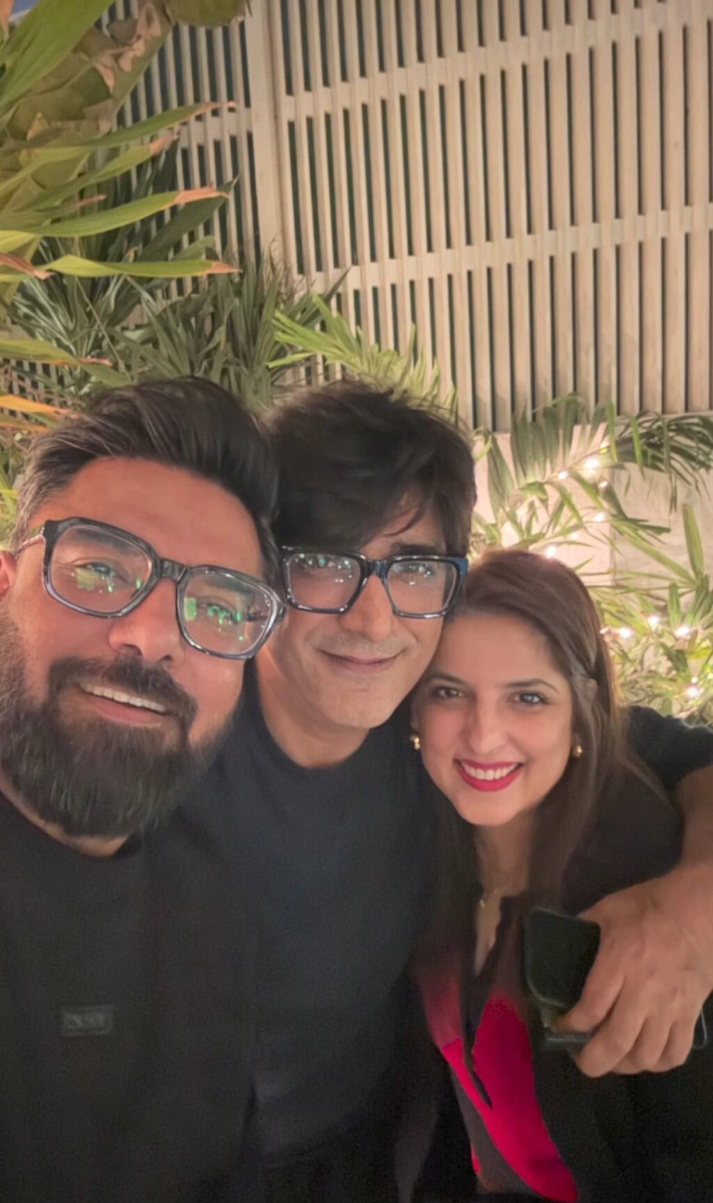 یاسیر حسین دوستوں کے ساتھ سالگرہ منا رہا ہے