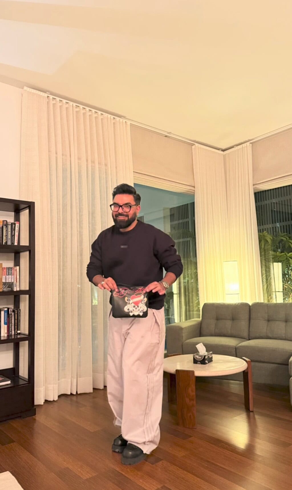 یاسیر حسین دوستوں کے ساتھ سالگرہ منا رہا ہے