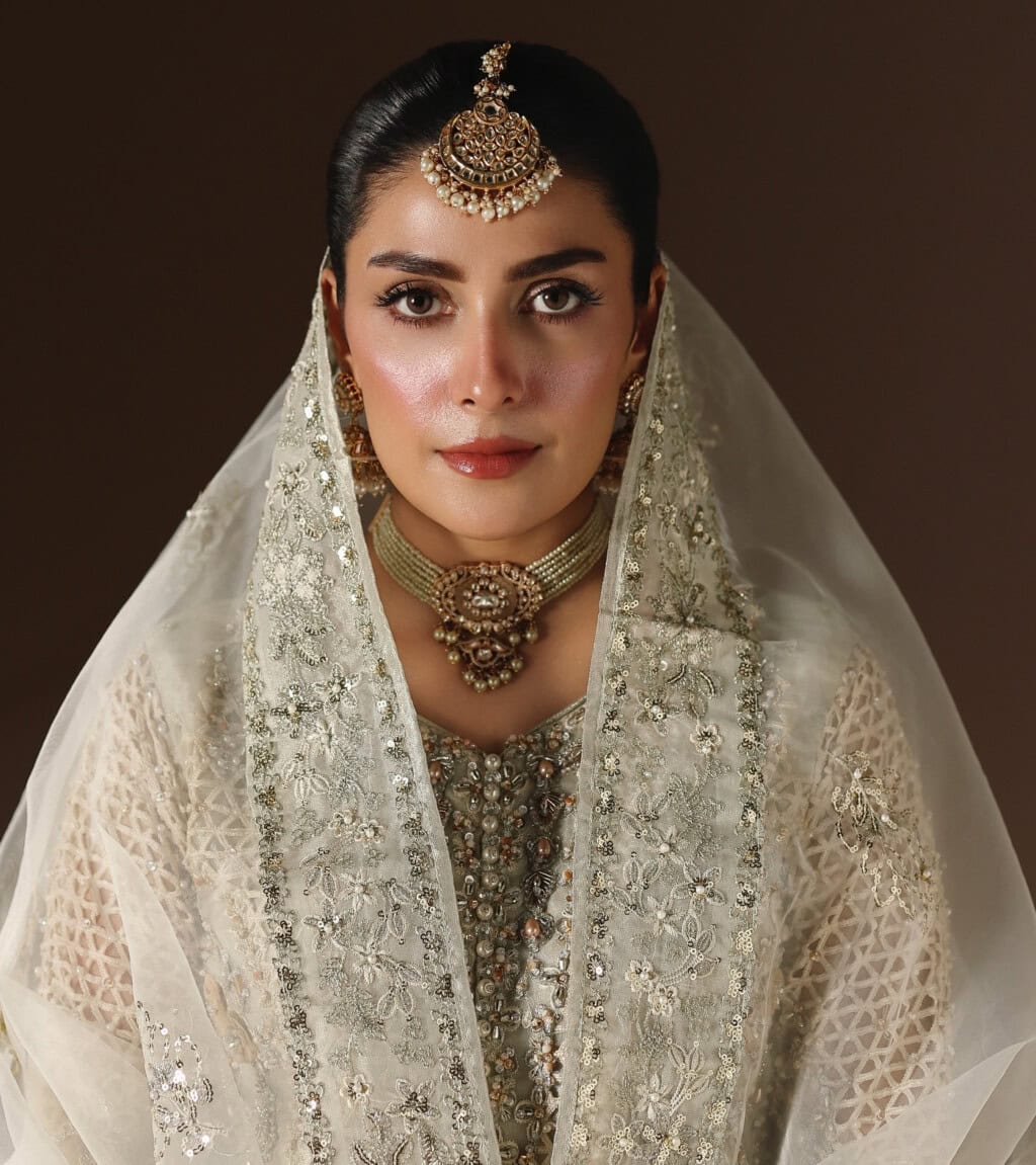 مشہور ڈاکٹر نے آئیزا خان کے کاسمیٹک طریقہ کار کا انکشاف کیا