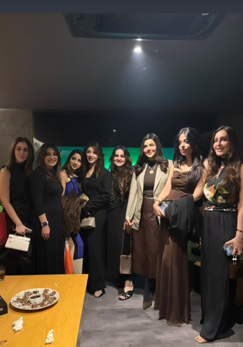 دوست ایمن خان اور مائنل خان کی سالگرہ کے موقع پر مناتے ہیں