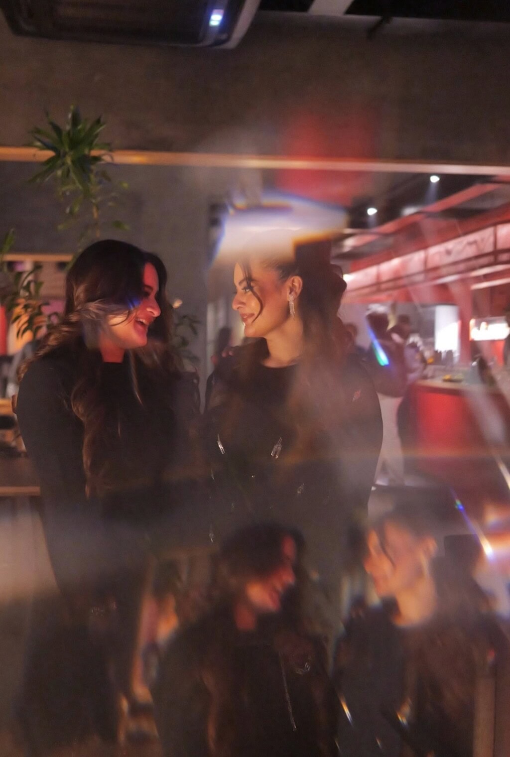 دوست ایمن خان اور مائنل خان کی سالگرہ کے موقع پر مناتے ہیں