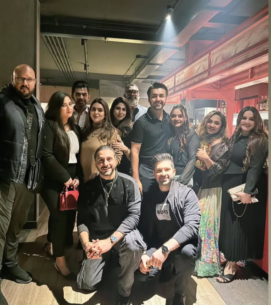 دوست ایمن خان اور مائنل خان کی سالگرہ کے موقع پر مناتے ہیں