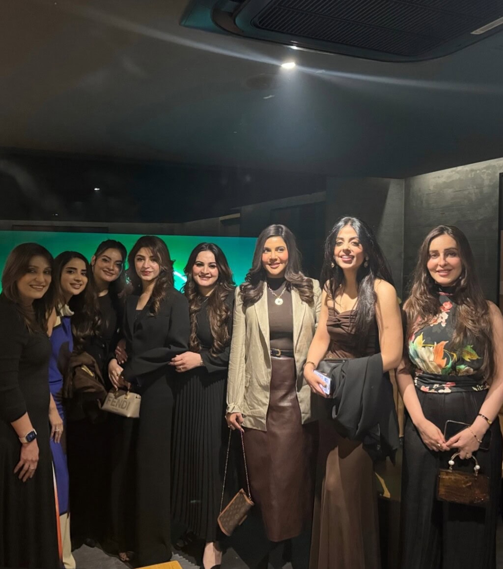 دوست ایمن خان اور مائنل خان کی سالگرہ کے موقع پر مناتے ہیں