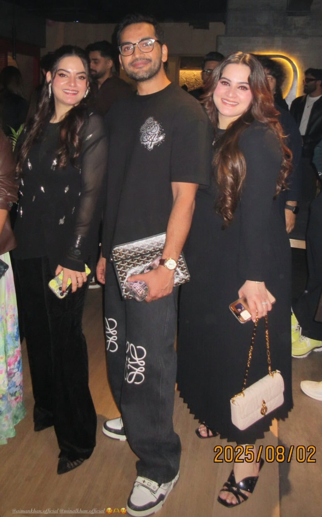 دوست ایمن خان اور مائنل خان کی سالگرہ کے موقع پر مناتے ہیں