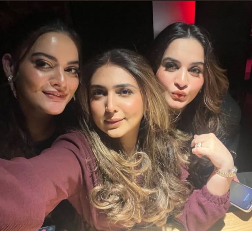 دوست ایمن خان اور مائنل خان کی سالگرہ کے موقع پر مناتے ہیں