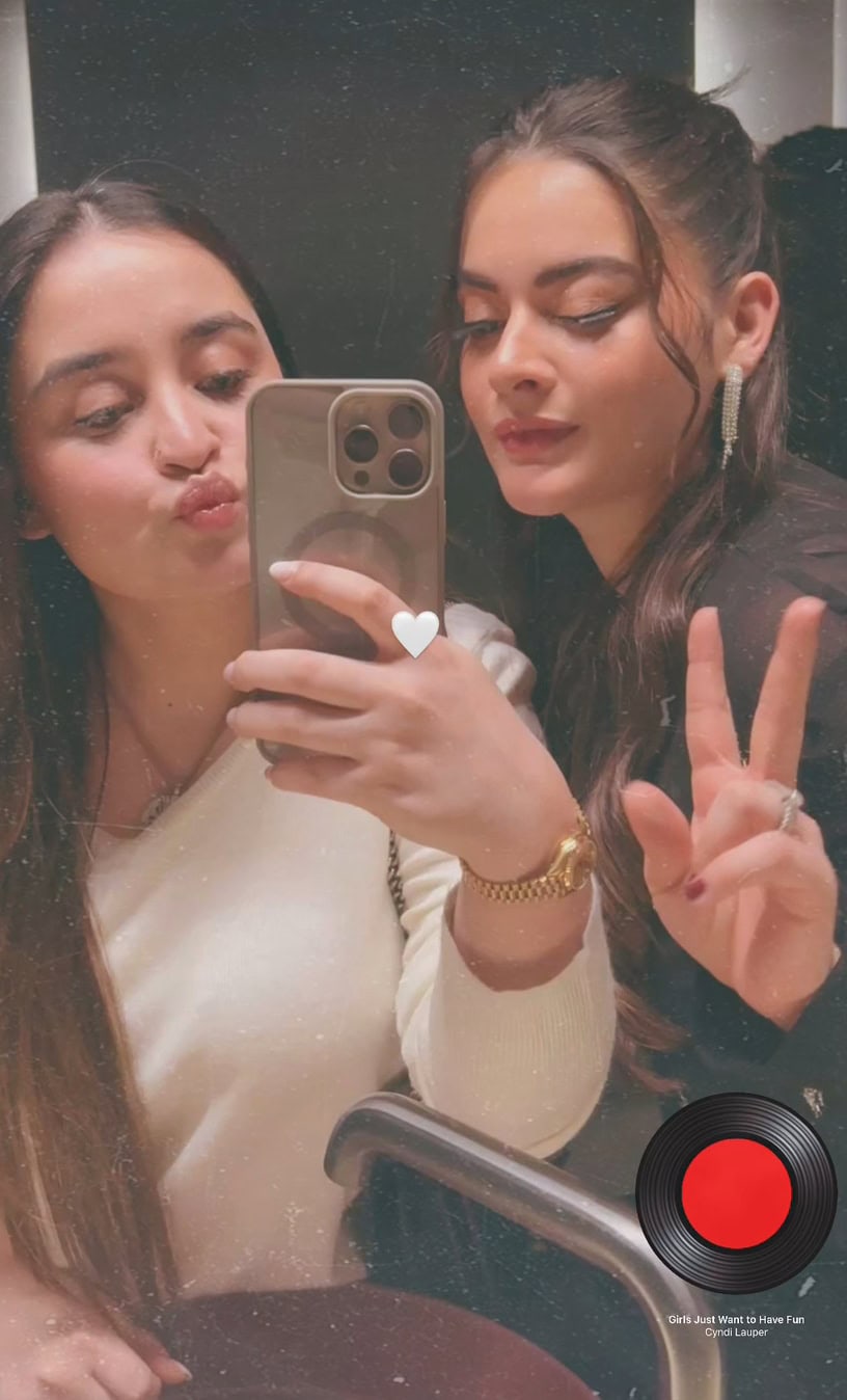 دوست ایمن خان اور مائنل خان کی سالگرہ کے موقع پر مناتے ہیں