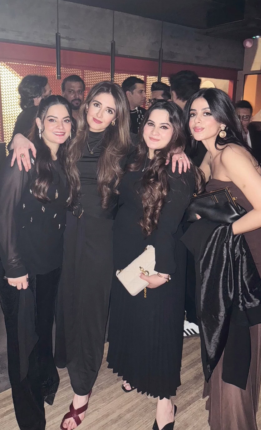 دوست ایمن خان اور مائنل خان کی سالگرہ کے موقع پر مناتے ہیں