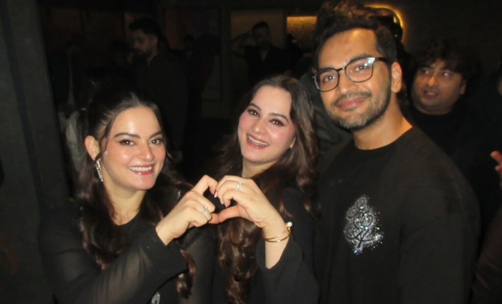 دوست ایمن خان اور مائنل خان کی سالگرہ کے موقع پر مناتے ہیں