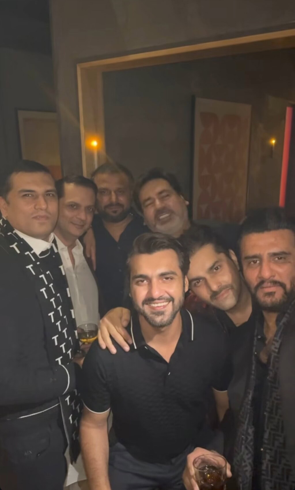 دوست ایمن خان اور مائنل خان کی سالگرہ کے موقع پر مناتے ہیں