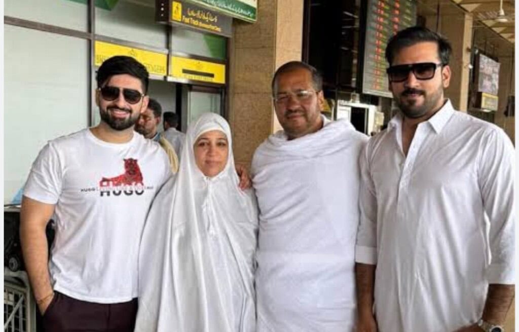 منیب بٹ اپنے مذہبی طرف اور خصوصی اسلامی دنوں کا مشاہدہ کرنا