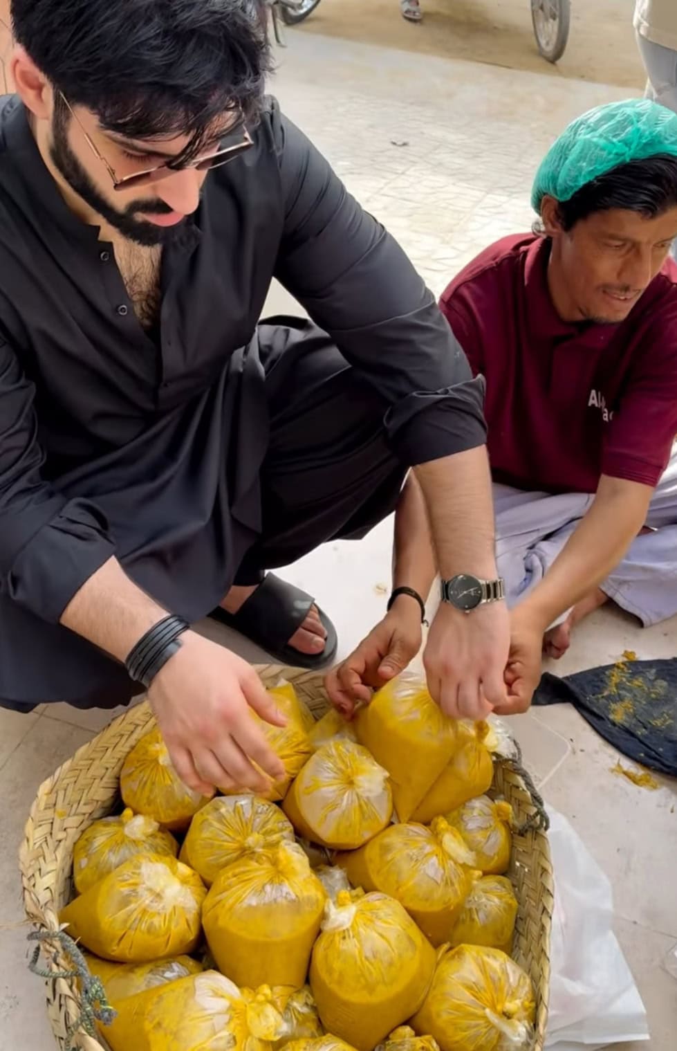 منیب بٹ اپنے مذہبی طرف اور خصوصی اسلامی دنوں کا مشاہدہ کرنا