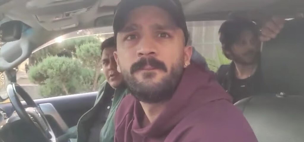 میڈیا سے گفتگو کرتے ہوئے ، رجب بٹ پاکستان پہنچ گیا میڈیا سے گفتگو کرتے ہوئے ، رجب بٹ پاکستان پہنچ گیا