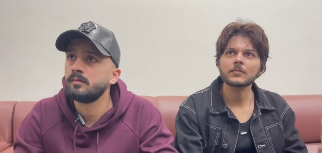 میڈیا سے گفتگو کرتے ہوئے ، رجب بٹ پاکستان پہنچ گیا میڈیا سے گفتگو کرتے ہوئے ، رجب بٹ پاکستان پہنچ گیا