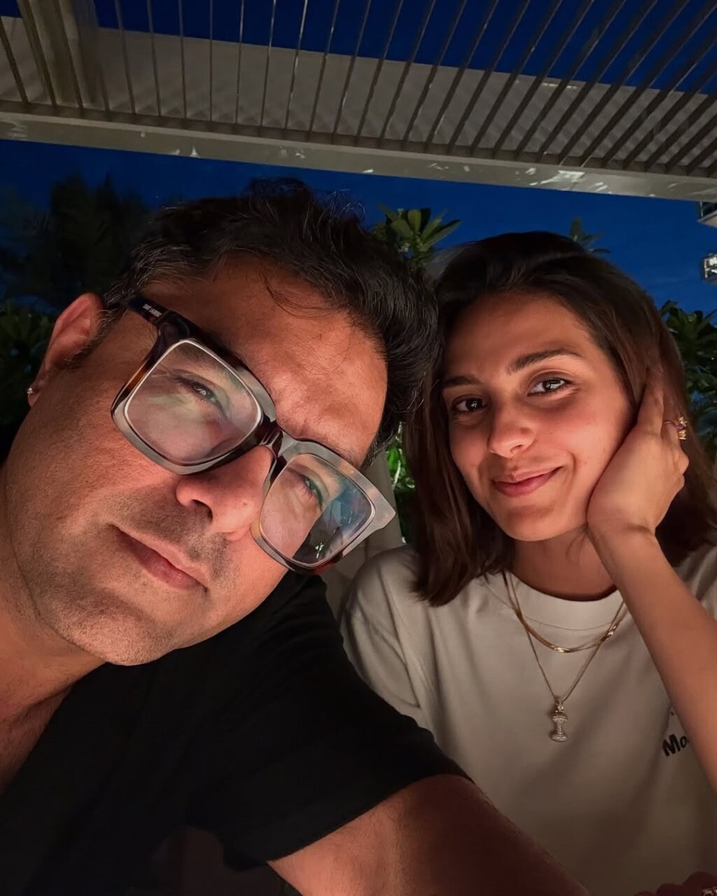 یاسیر حسین دوستوں کے ساتھ سالگرہ منا رہا ہے