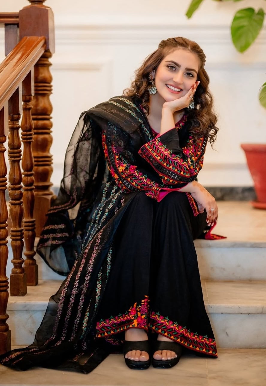 ہمراہی کے ناظرین نے حد سے زیادہ ہونے پر حبا بخاری کو تنقید کا نشانہ بنایا حبا بخاری نے ہمراہی کاسٹ ممبر کا راز فاش کر دیا۔