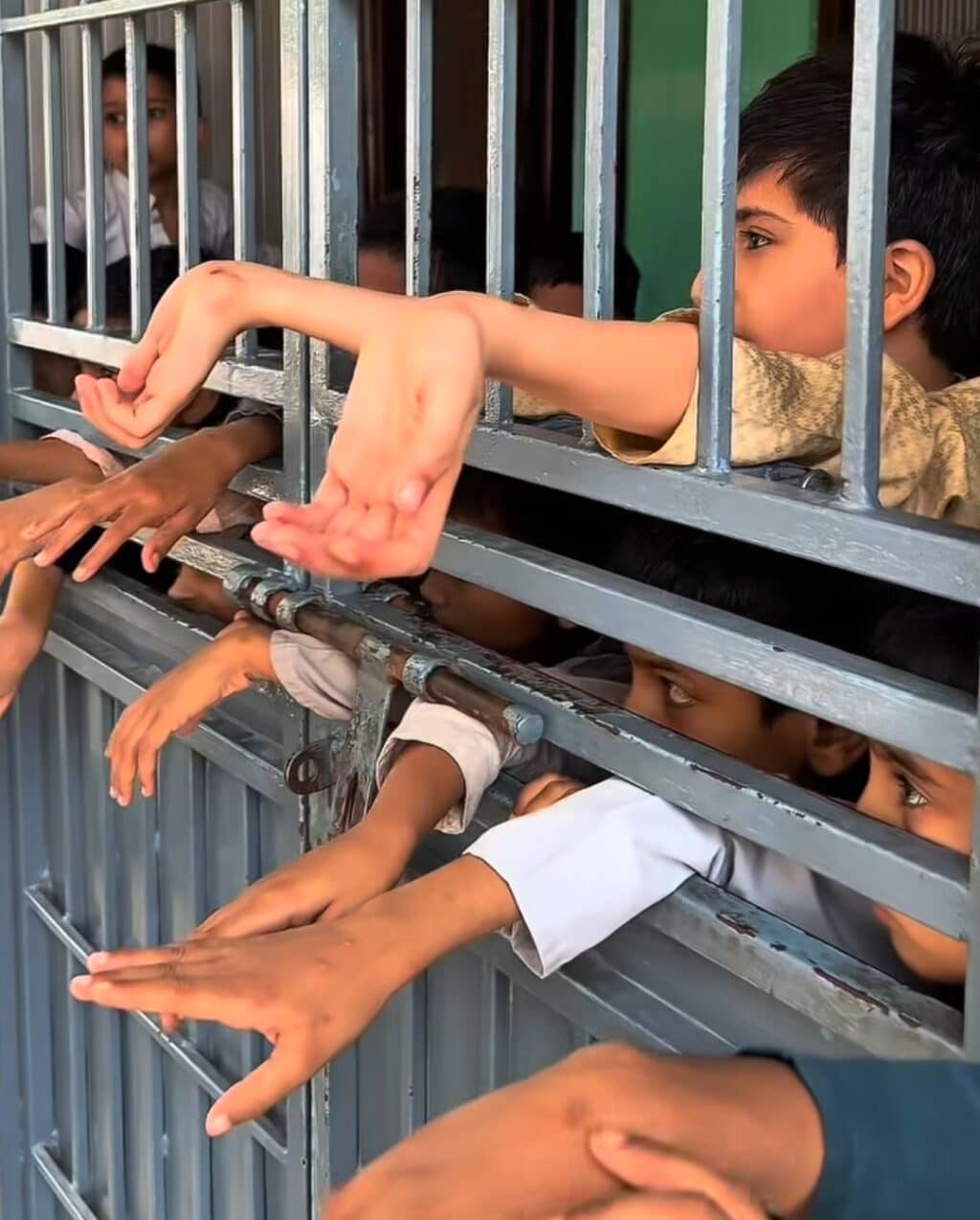 مشہور یوٹیوبر نے پریشان کن ویڈیو میں ایدھی چائلڈ ہوم کو بے نقاب کیا۔