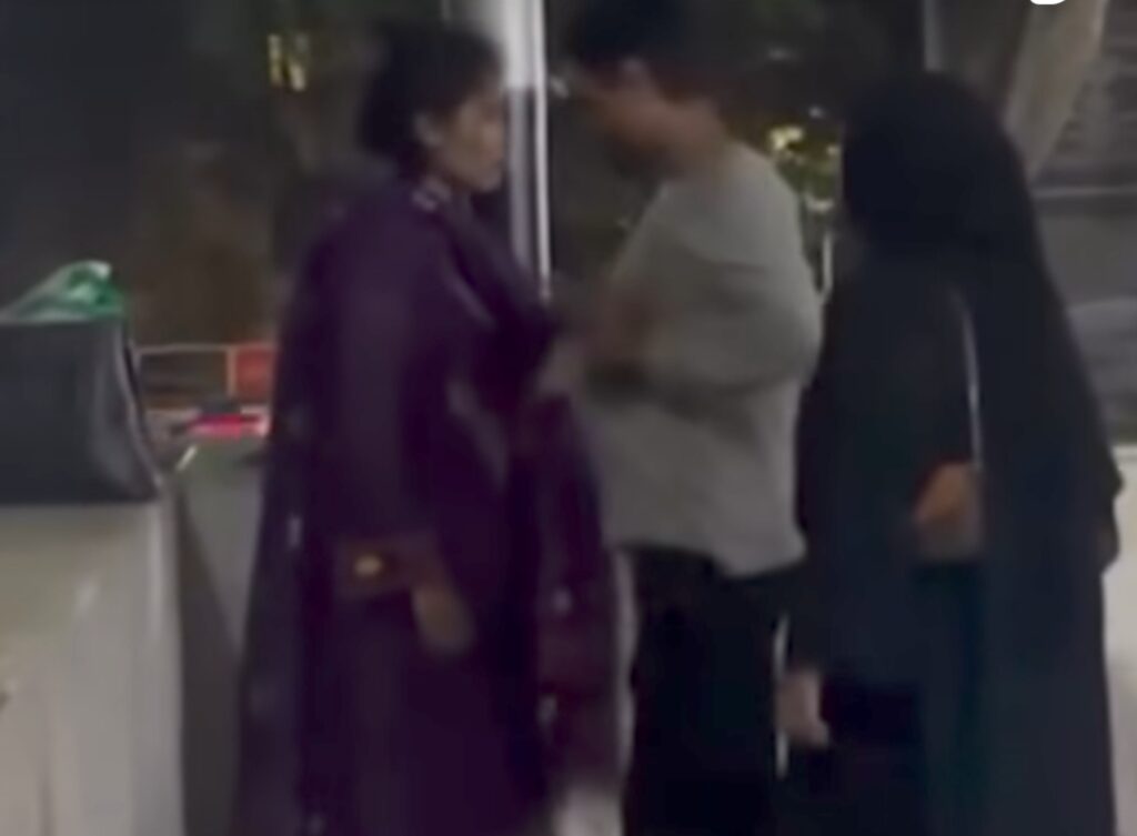 پاکستانی خاتون نے وائرل ویڈیو میں شوہر کے افیئر کا پردہ فاش کر دیا۔