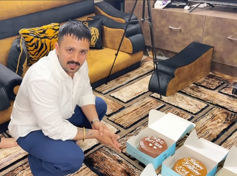 رجب بٹ بیٹے کی 7 ماہ کی خوشی منانے پر ٹرول ہو گئے۔