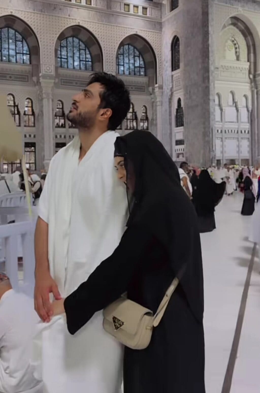 عمر شہزاد اور شانزے لودھی کی عمرہ پی ڈی اے پر تنقید