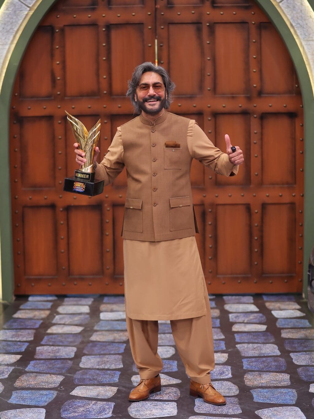 زنجیریں - کاسٹ، شیڈول اور اوقات