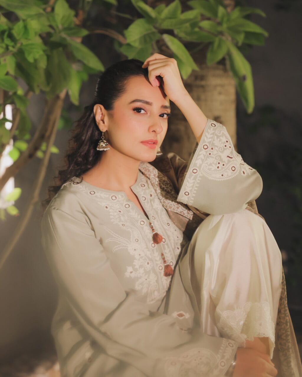 زنجیریں - کاسٹ، شیڈول اور اوقات
