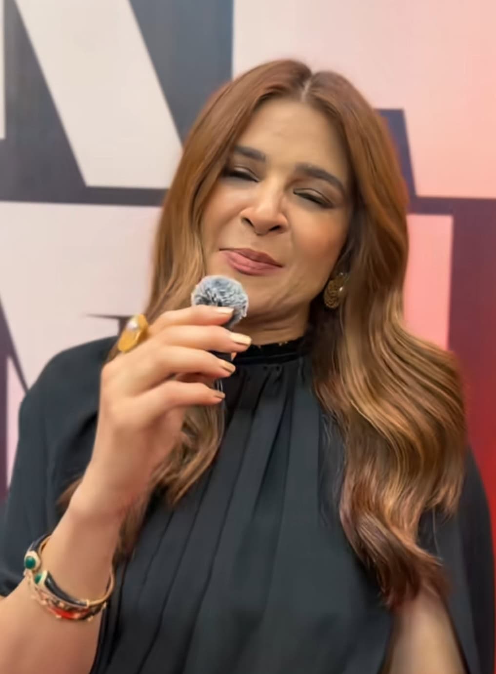 عائشہ عمر کی جھریوں نے عمر کی بحث چھیڑ دی۔