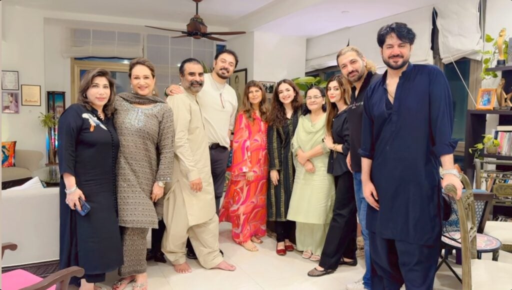 بشریٰ انصاری کی 70 ویں سالگرہ کی تقریبات دوستوں کے ساتھ