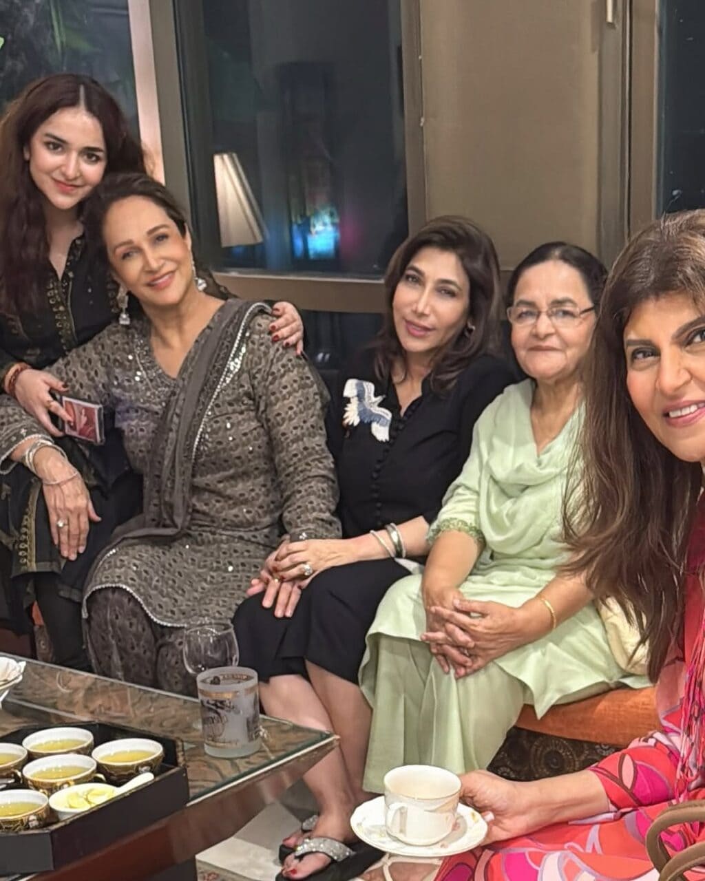 بشریٰ انصاری کی 70 ویں سالگرہ کی تقریبات دوستوں کے ساتھ