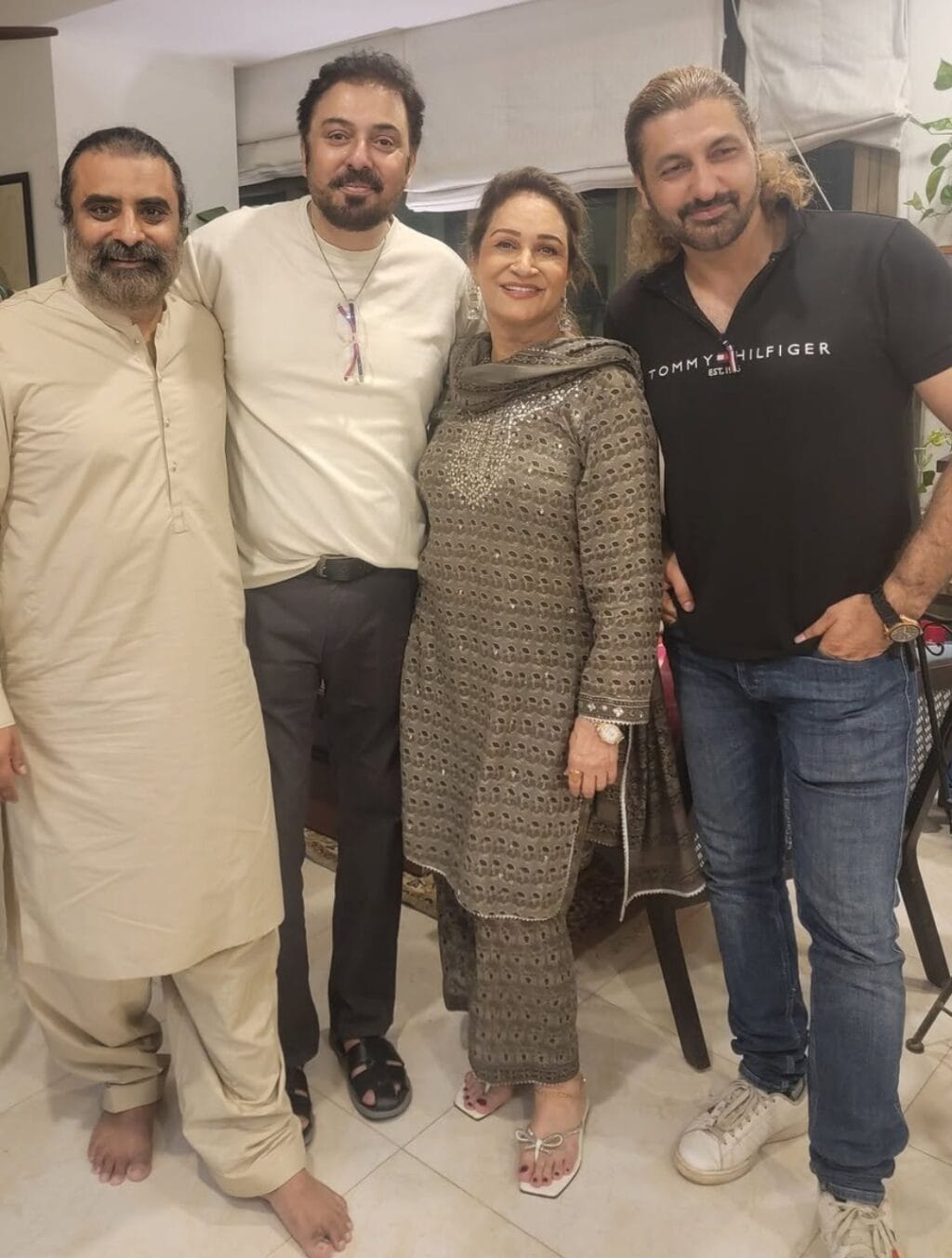بشریٰ انصاری کی 70 ویں سالگرہ کی تقریبات دوستوں کے ساتھ