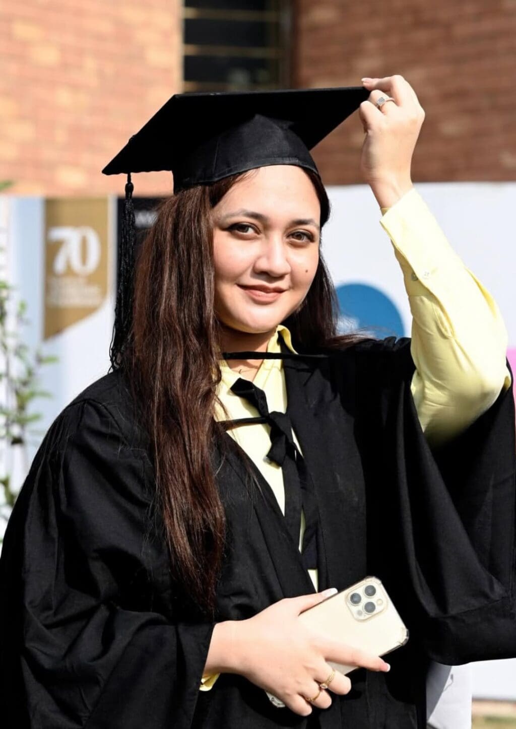 ایمان فاطمہ مشکل وقت کی عکاسی کرتی ہیں جب وہ 1 ملین فالورز تک پہنچ جاتی ہیں۔