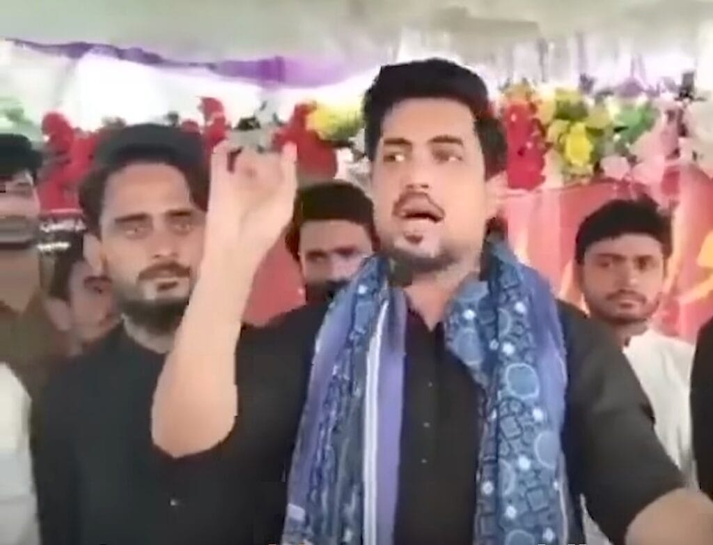 اقرار الحسن کا خالی چیئر والے جلسے سے خطاب ٹرول ہو گیا۔