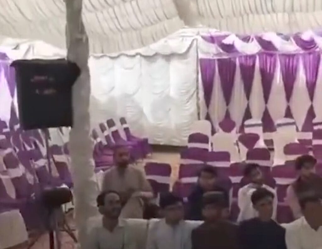 اقرار الحسن کا خالی چیئر والے جلسے سے خطاب ٹرول ہو گیا۔