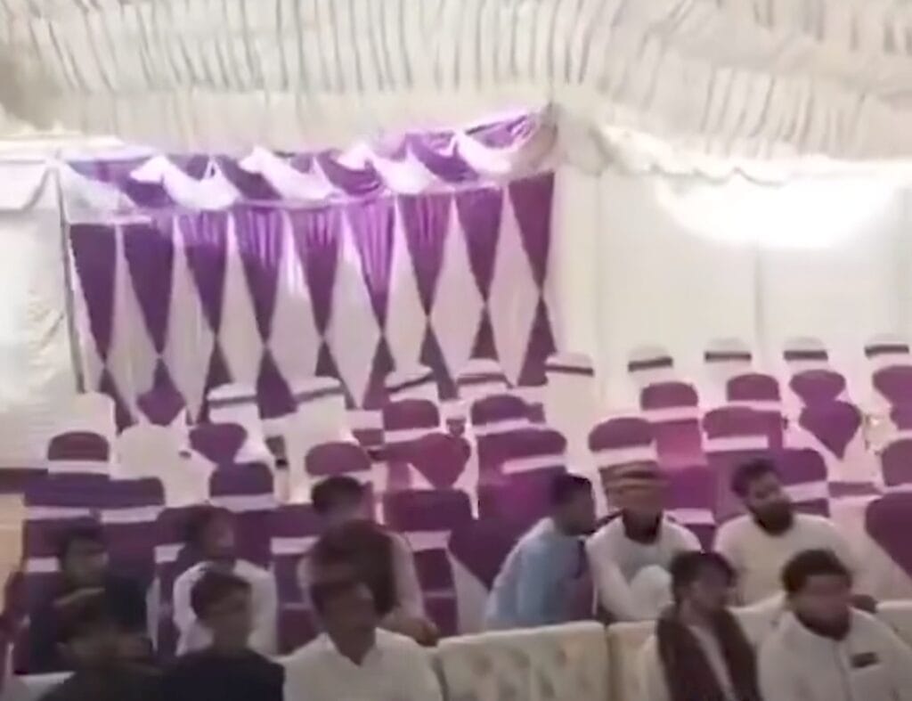 اقرار الحسن کا خالی چیئر والے جلسے سے خطاب ٹرول ہو گیا۔