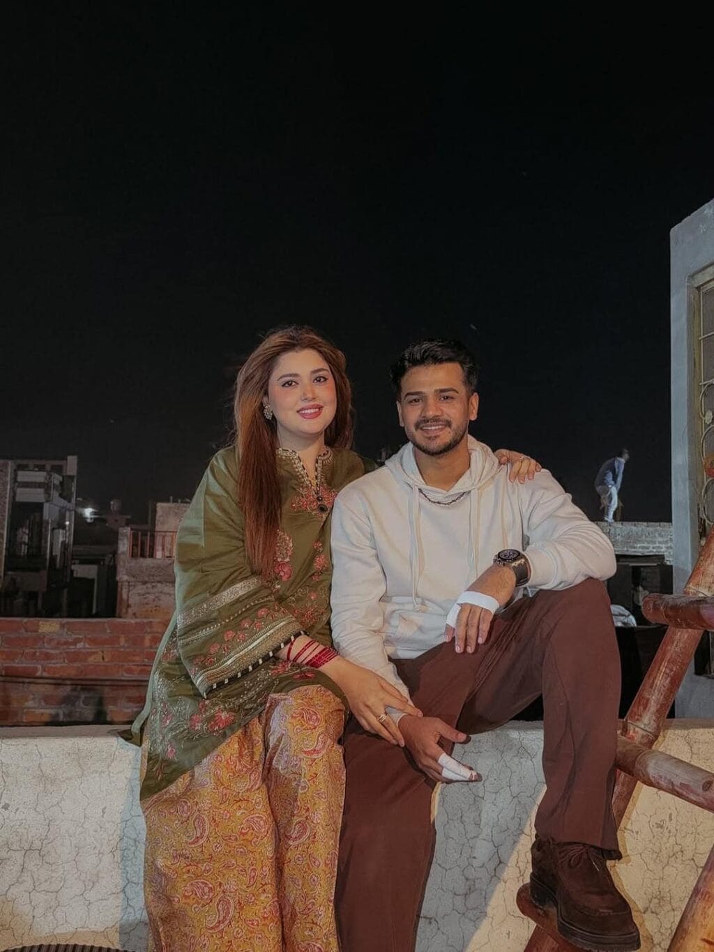 کنول آفتاب کو حج کے دوران میک اپ پہننے کا دفاع کرنے پر تنقید