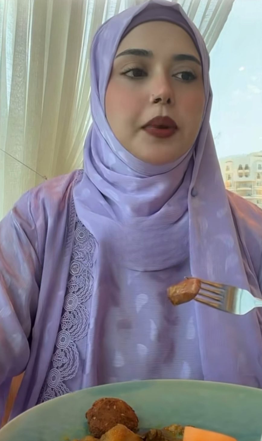 کنول آفتاب کو حج کے دوران میک اپ پہننے کا دفاع کرنے پر تنقید