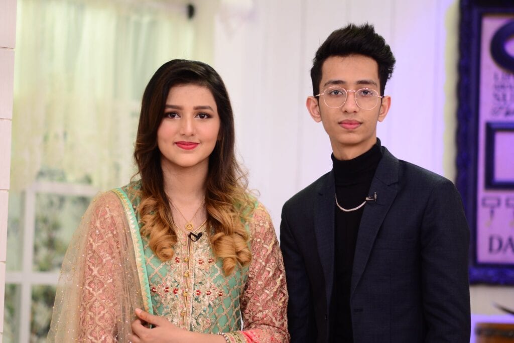 وائرل انفلوئنسر نمرہ اور اسد پہلی بار ولوگنگ چھوڑنے کے بعد ایک ساتھ نظر آئے