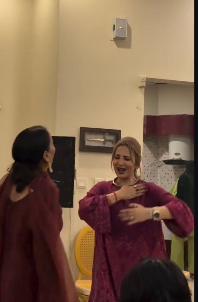 عنبر خان اور صباحت بخاری کے عید پر ڈانس پر تنقید